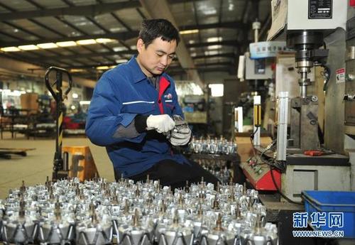 12月11日,河北省河间市一家汽车配件再制造企业的员工在生产车间工作.